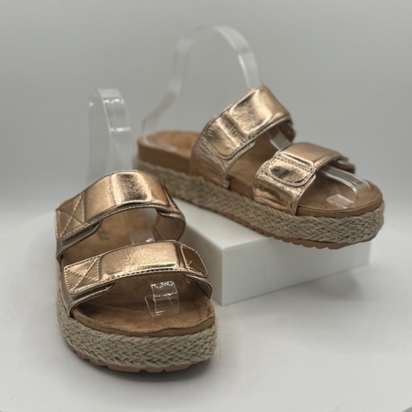 Olivia Miller Shoes - NEW Olivia Miller Palm Cove‎ Women's Sandals in Rose Gold Size 8